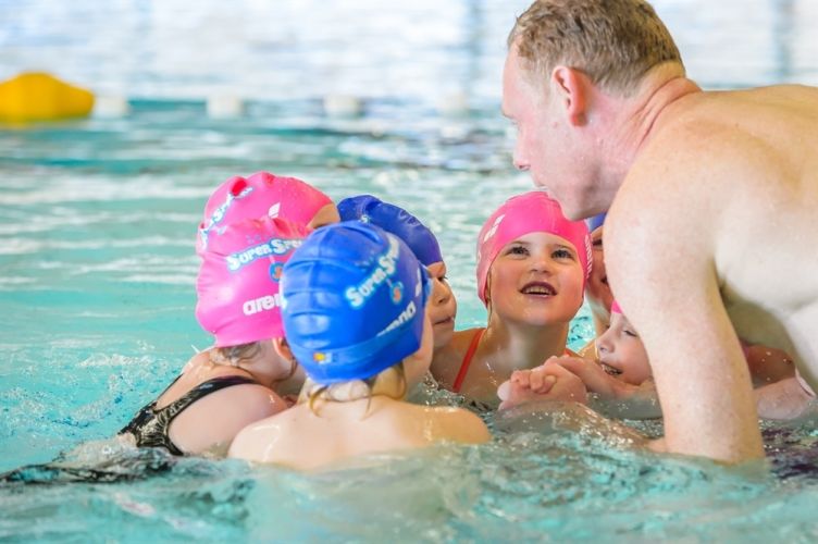 kindjes in een cirkel met instructeur