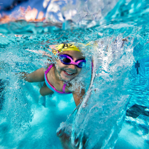 Zwemmen meisje borstcrawl