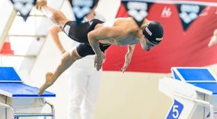 NK korte baan zwemmer duikt in het water