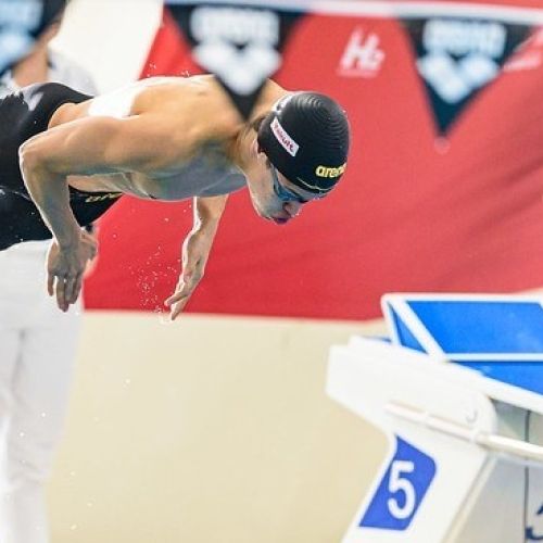 NK korte baan zwemmer duikt in het water