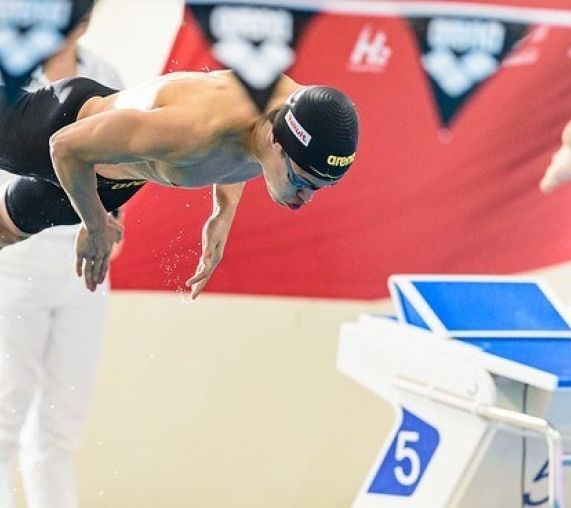 NK korte baan zwemmer duikt in het water