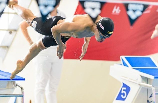 NK korte baan zwemmer duikt in het water