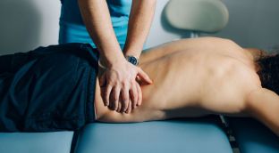 Fysio masseert man