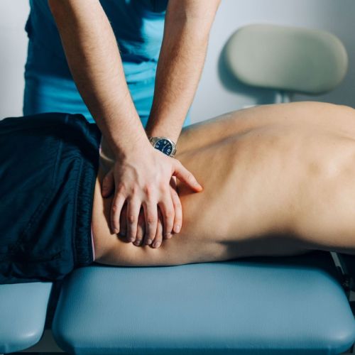 Fysio masseert man Fysio masseert man