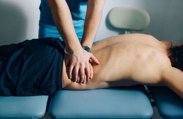 Fysio masseert man